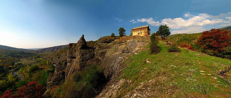 image060.jpg - A chapel on the cliff